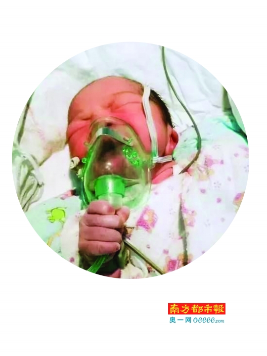 宝宝刚出生攥氧气罩吸氧