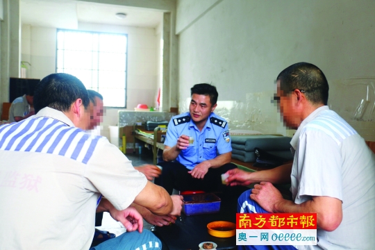 夏海波和乐昌监狱十一监区服刑犯喝茶交流.受访者供图