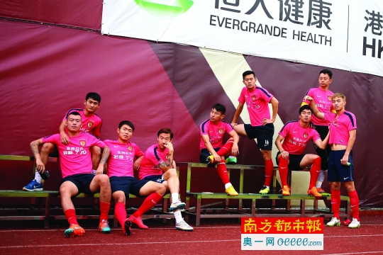 中超球员老婆谁最漂亮_中超足球球员收入