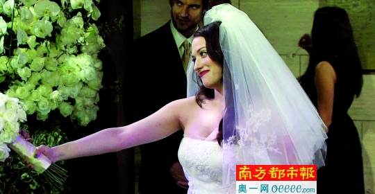 《破产姐妹》“卡洛琳”结婚