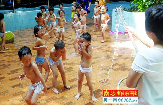 2015年9月15日,广州市幼儿师范学校附属幼儿园,孩子们在泳池玩水.