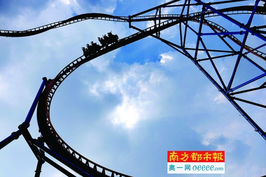 亚洲首台火箭过山车时速瞬间超100公里-南方都