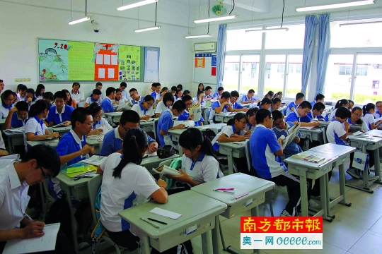 深圳二高课堂上学生在讨论式学习. 受访者供图