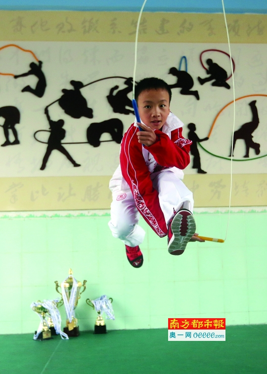 广州小学生一秒跳绳7.3下破两项世界纪录 看傻