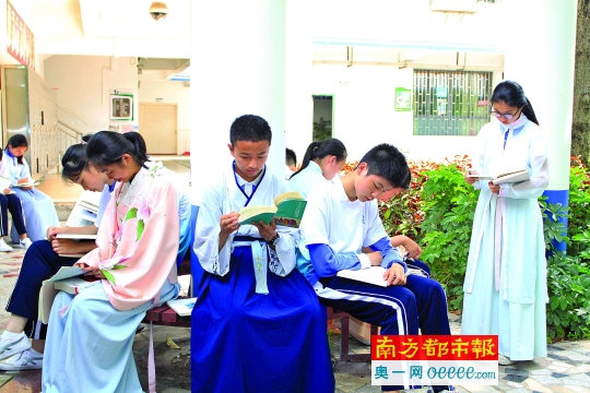 翠园中学初中部,身着汉服的学生们认真地捧书阅读.