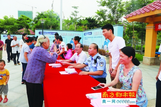 LED滚动播“扫黑除恶” 社区网格员入户宣传