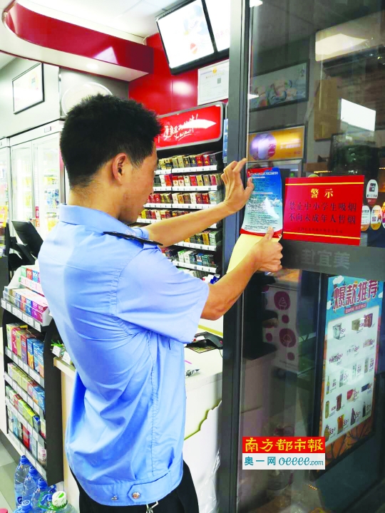 LED滚动播“扫黑除恶” 社区网格员入户宣传