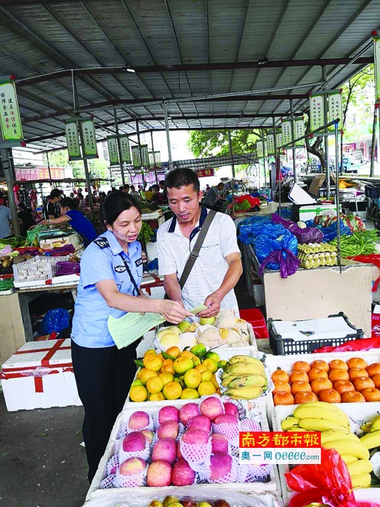 LED滚动播“扫黑除恶” 社区网格员入户宣传