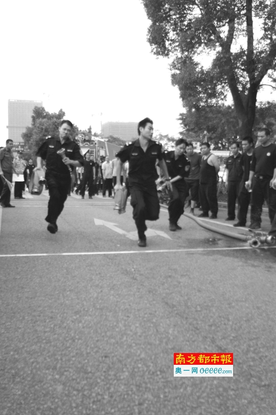 23秒余完成任务 消防志愿队比武-南方都市报
