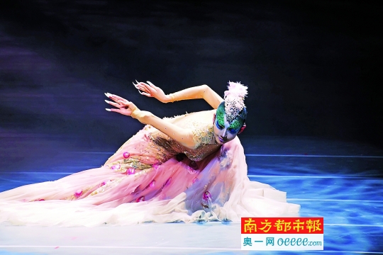 2013年6月1日,杨丽萍在演艺中心表演《孔雀舞.