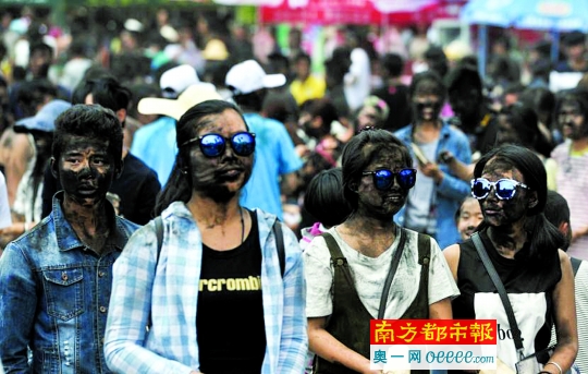 云南墨江太阳节 当街“抹黑脸”-南都数字报