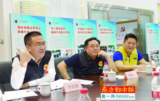 布吉街道党工委书记李昆刚化身"调解员",深入社区解决邻里纠纷.